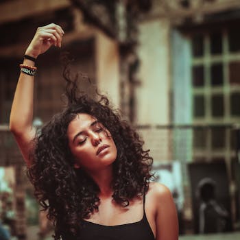 在里约热内卢，一名卷发女子正享受着阳光明媚、宁静而迷人的一天