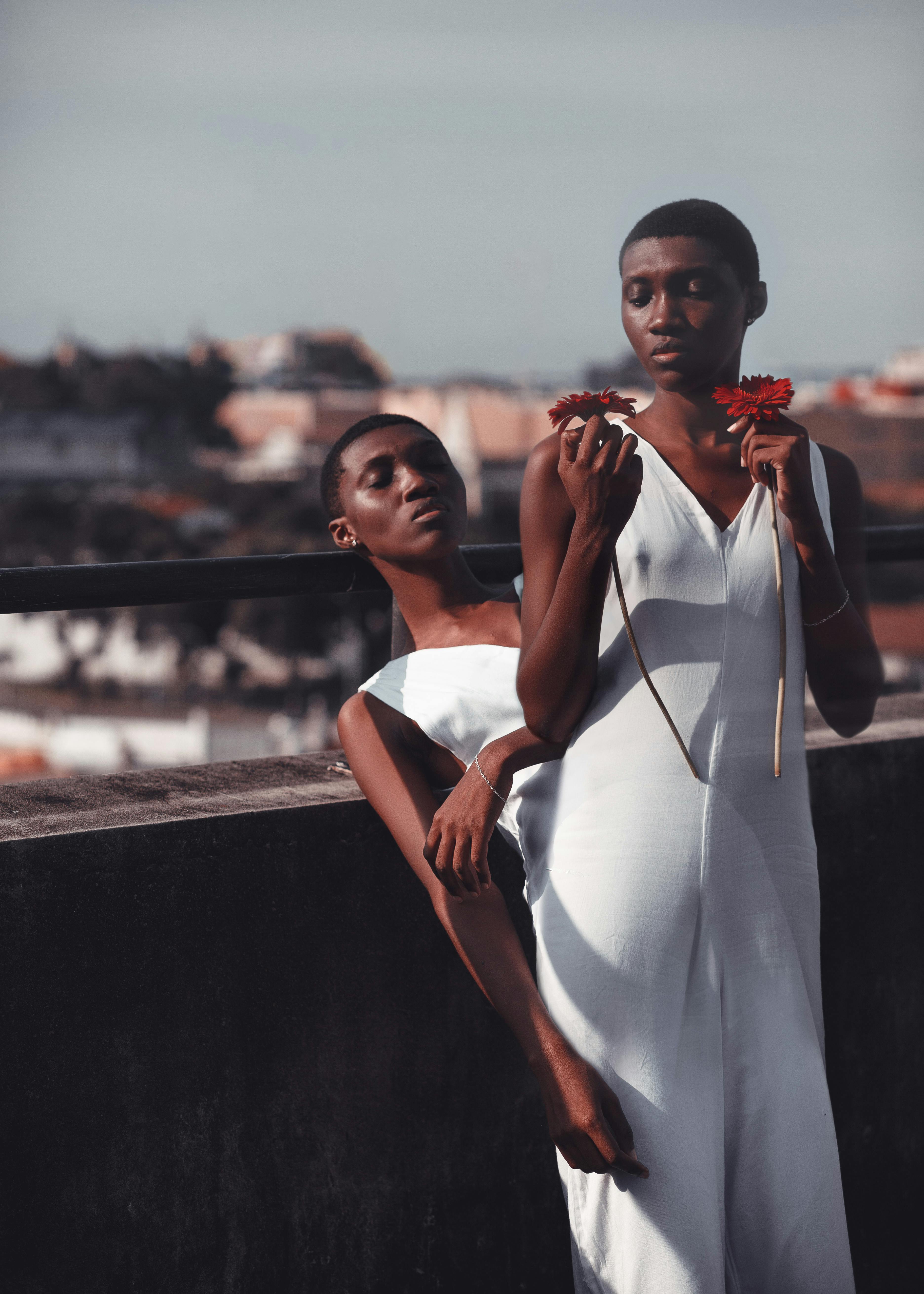 Kostenlos Person Im Weißen Oberteil Neben Einem Wandzaun Stock-Foto