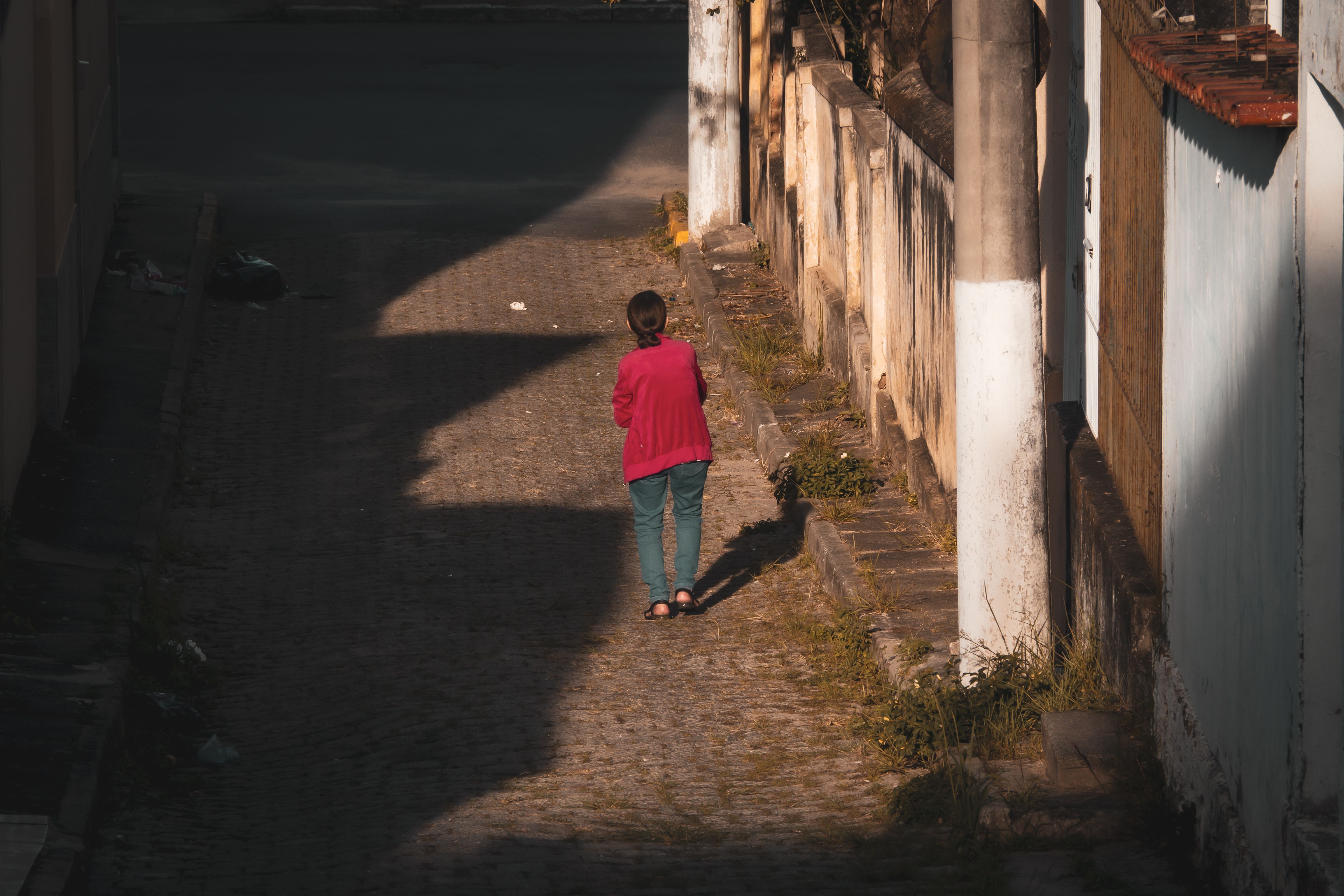 PM localiza menina de 3 anos levada por bandidos após família ter carro roubado na Zona Norte do Rio
