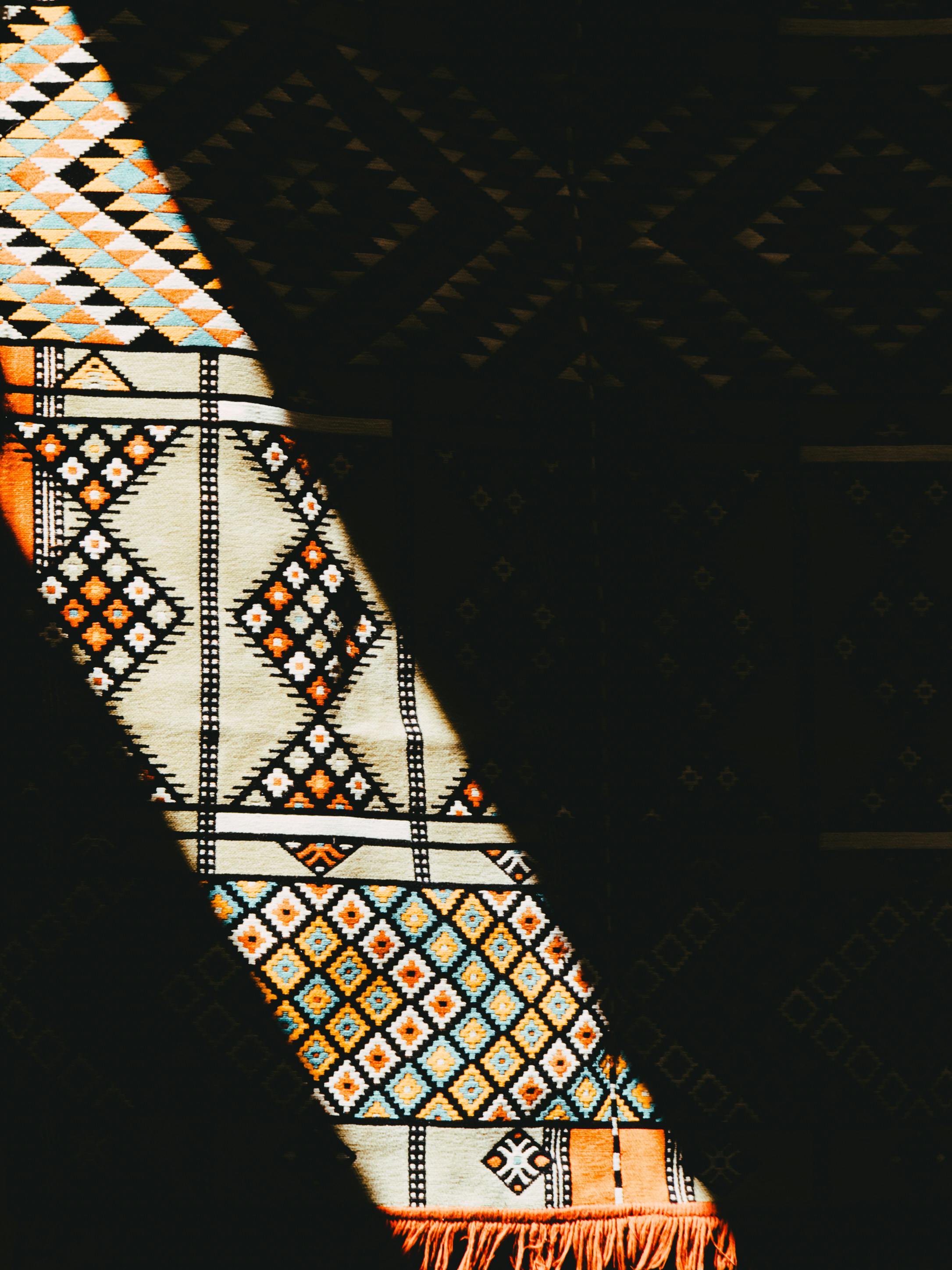 Gratis Nærbilde av et fargerikt tradisjonelt marokkansk tekstil med geometriske mønstre i Marrakesh. Arkivbilde