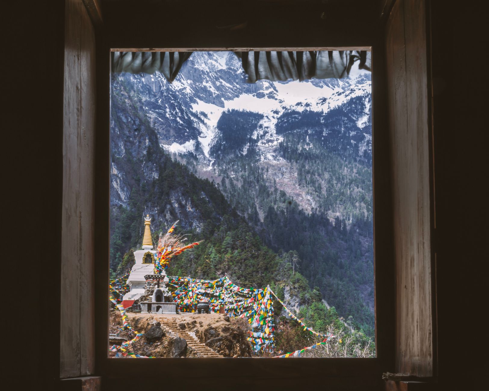 Yunnan travel Stone Forest snow mountain temple — Photo by Sandra Mosconi
