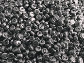 一系列闪亮的金属字母珠紧密排列，构成了纹理图案