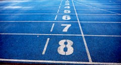 蓝色运动跑道设有编号车道，非常适合体育赛事和赛前准备