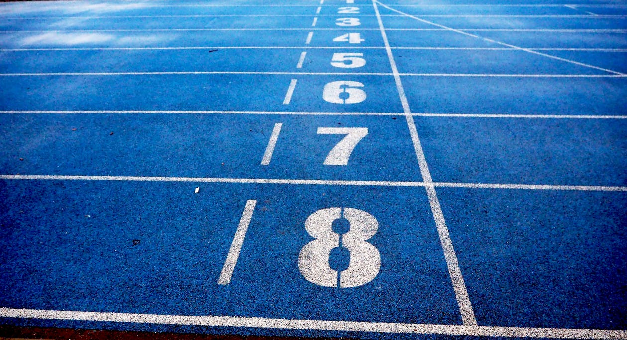 Безкоштовне стокове фото на тему «атлетика, бігова доріжка, блакитний фон»