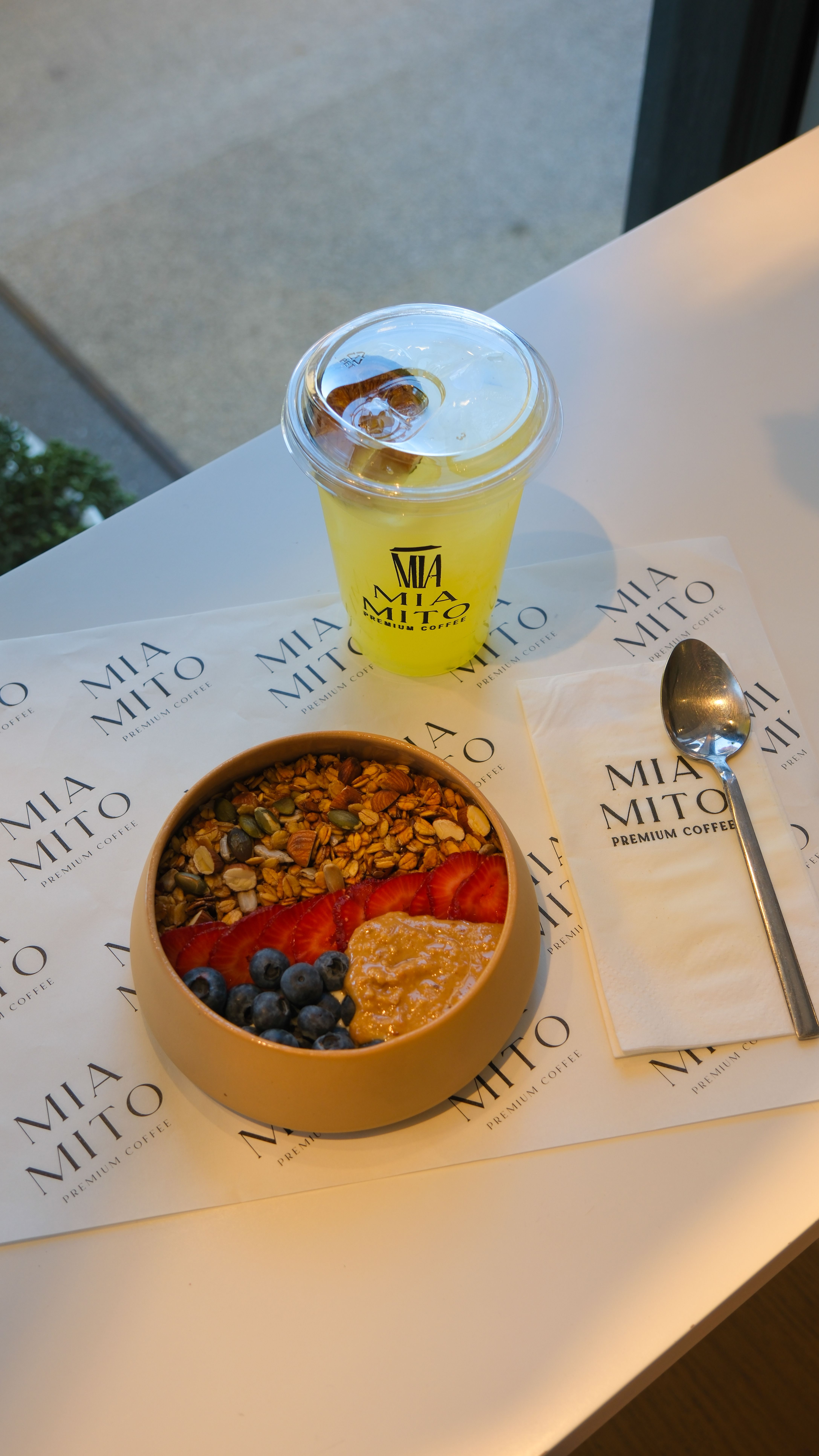 Fotomural Un nutritivo desayuno con frutas y granola acompañado de un refrescante jugo de cítricos en una cafetería de Ankara.