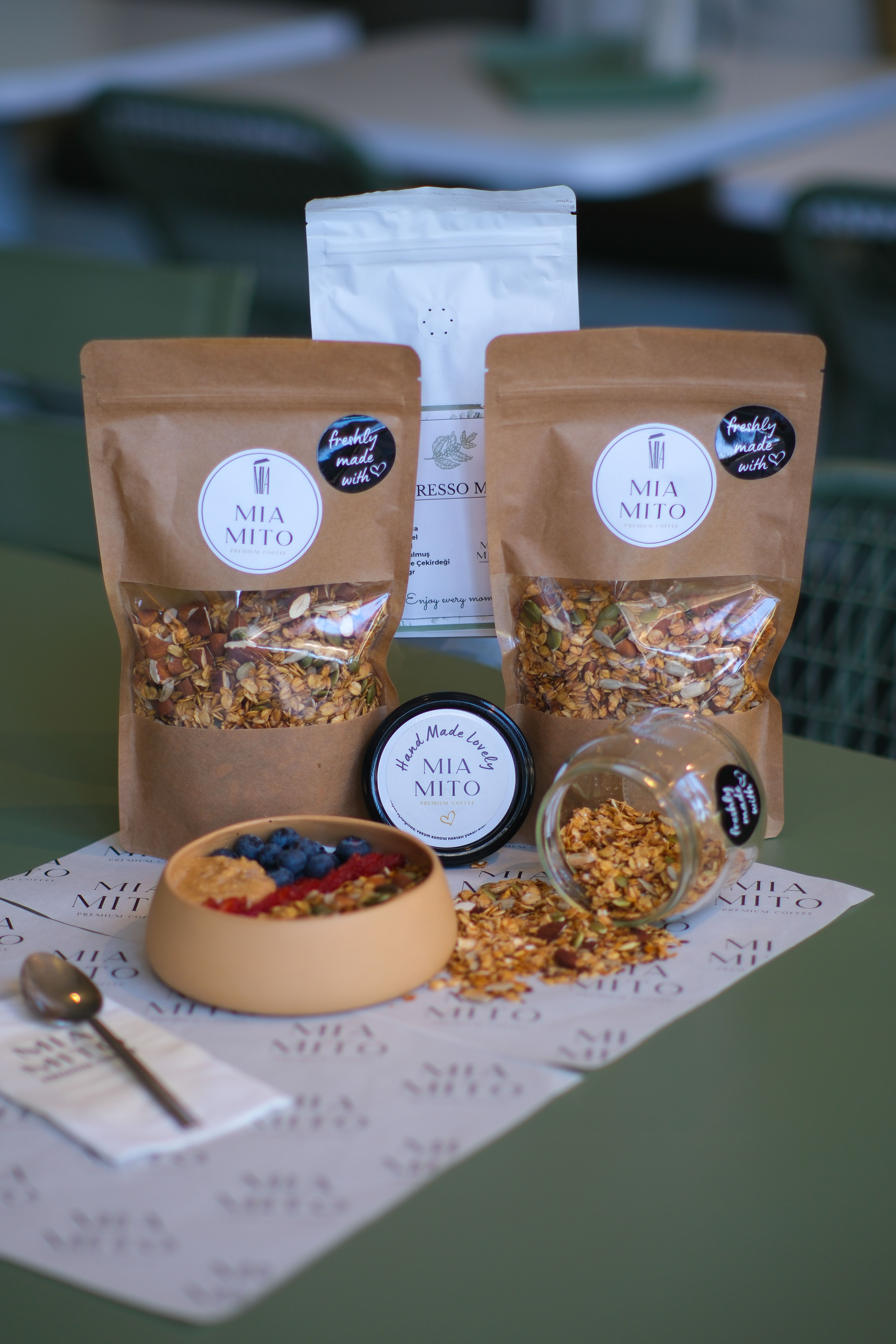 Fotomural Un delicioso desayuno de granola con bayas frescas, ambientado en un acogedor café de Ankara.