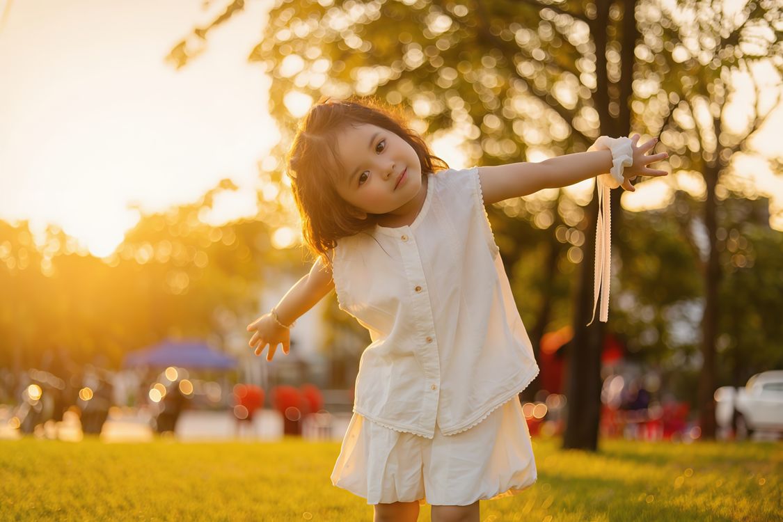 Niño Sonriente En Un Parque Soleado En Vietnam · Foto de stock gratuita