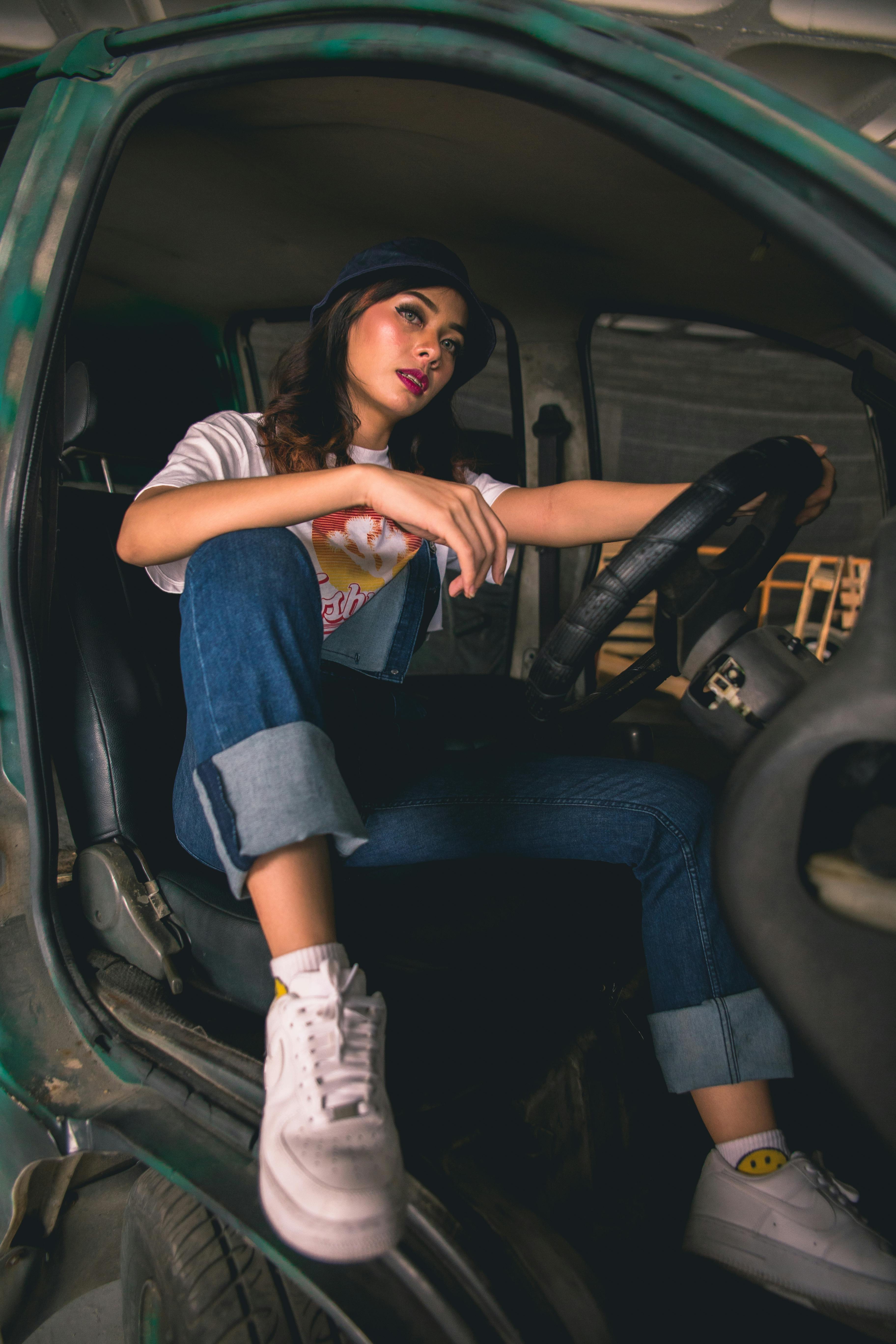 一位时尚女士穿着休闲装在车里摆姿势