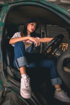 一位时尚女士穿着休闲装在车里摆姿势