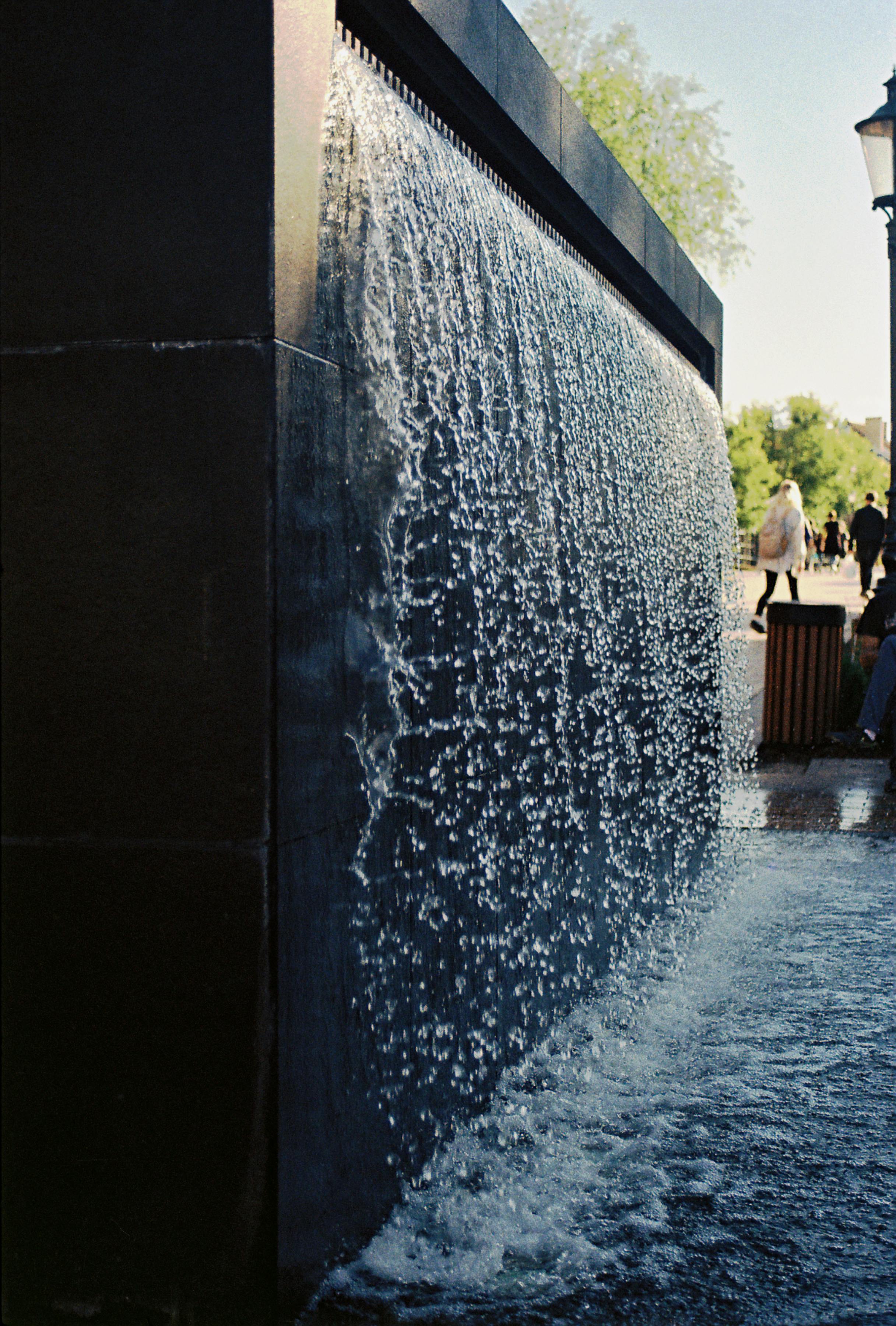 شلالات ونوافير ديكورية في الحدائق