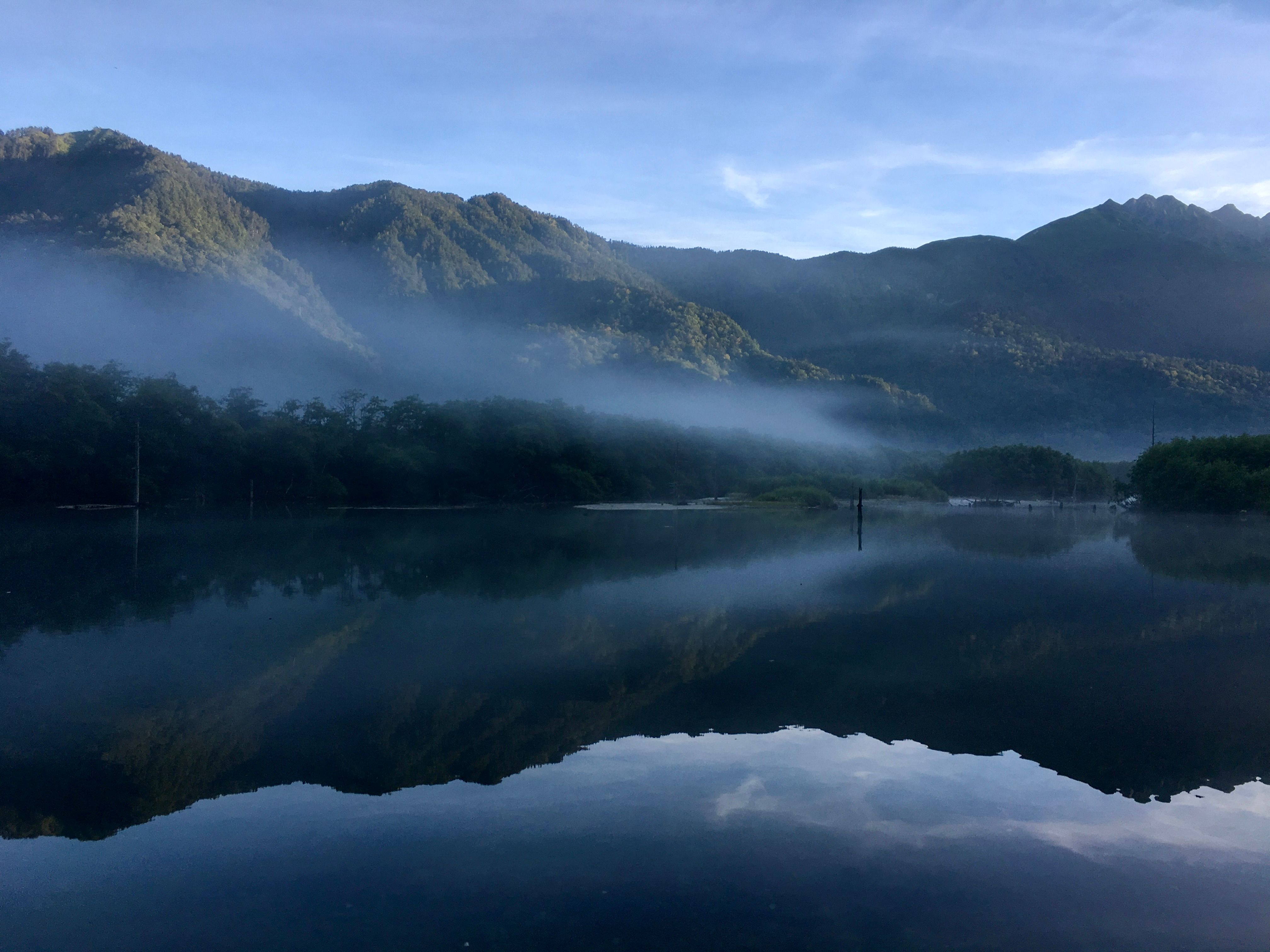 Taisho Pond i odbicia gór