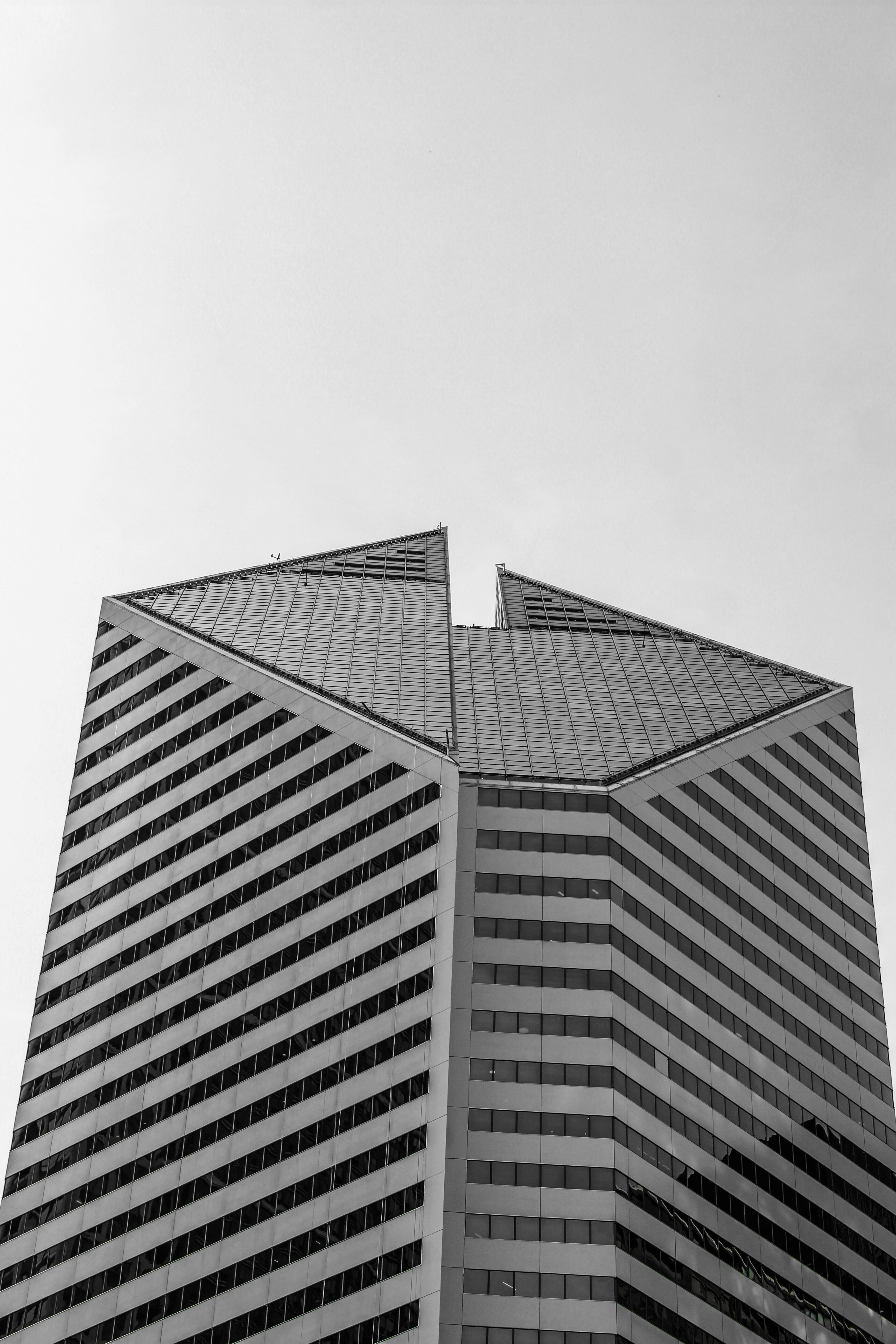 Gratuit Fotografie alb-negru a unui zgârie-nori geometric, care prezintă arhitectură modernă. Fotografie de stoc