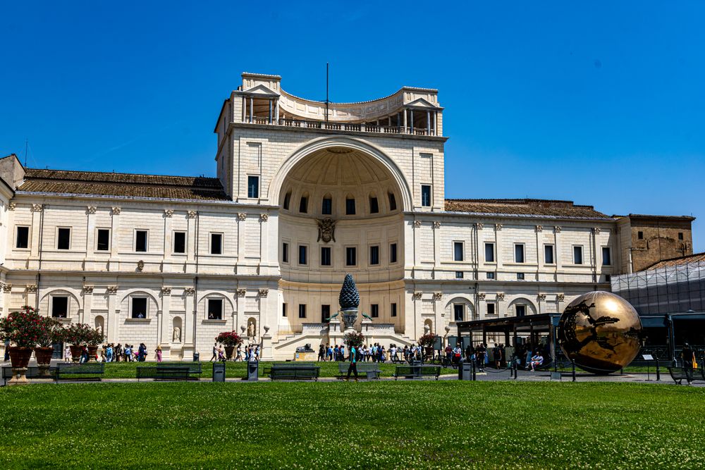 Curtea Pinei din Muzeele Vaticanului, cu sfera aurită și pinul de bronz