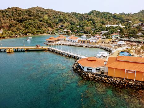 Superbe vue aérienne du quai et du littoral à Coxen Hole, Bay Islands, Honduras.