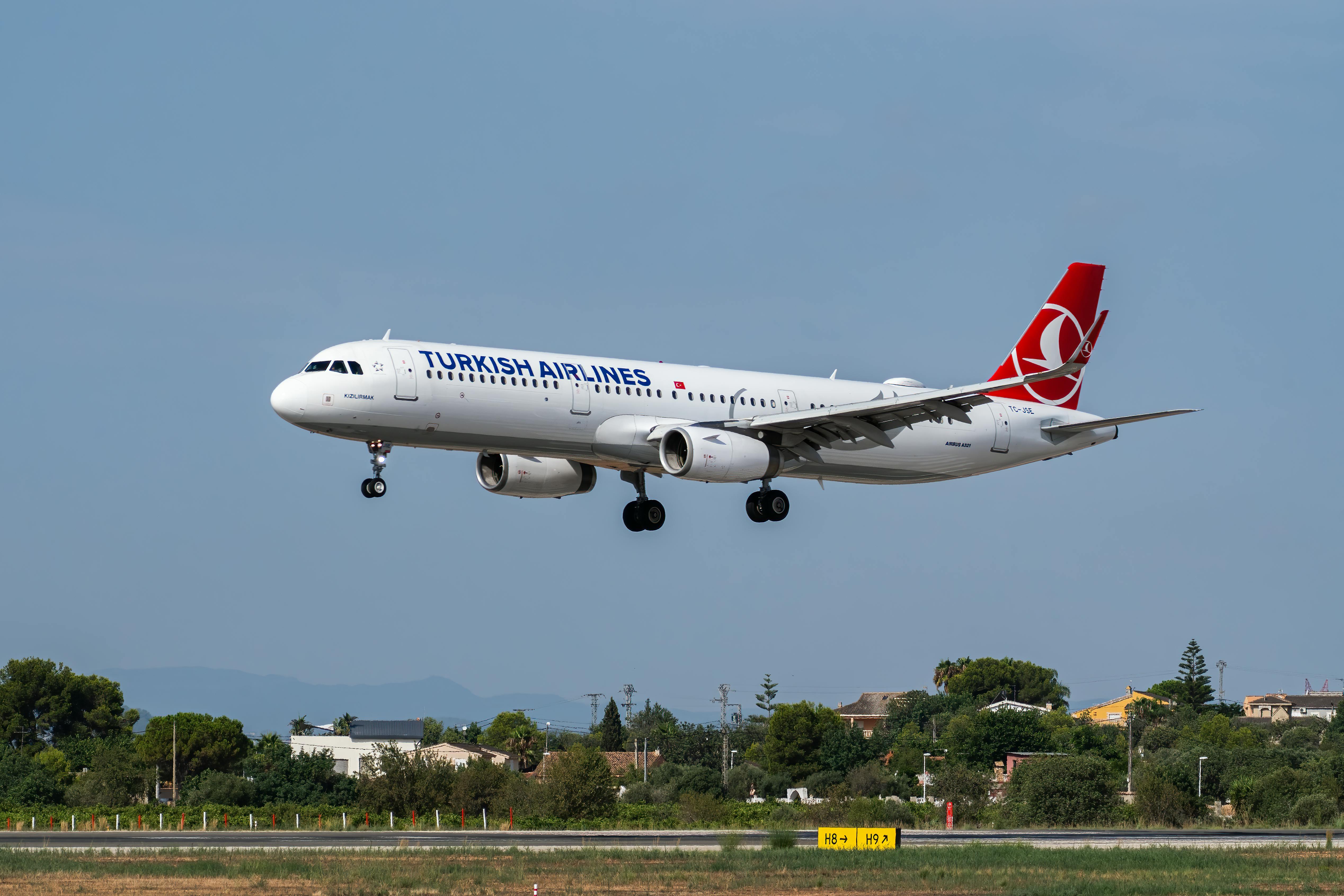 Major airline ends frequent flyer miles for basic economy tickets — Photo by Rafael Minguet Delgado on Pexels