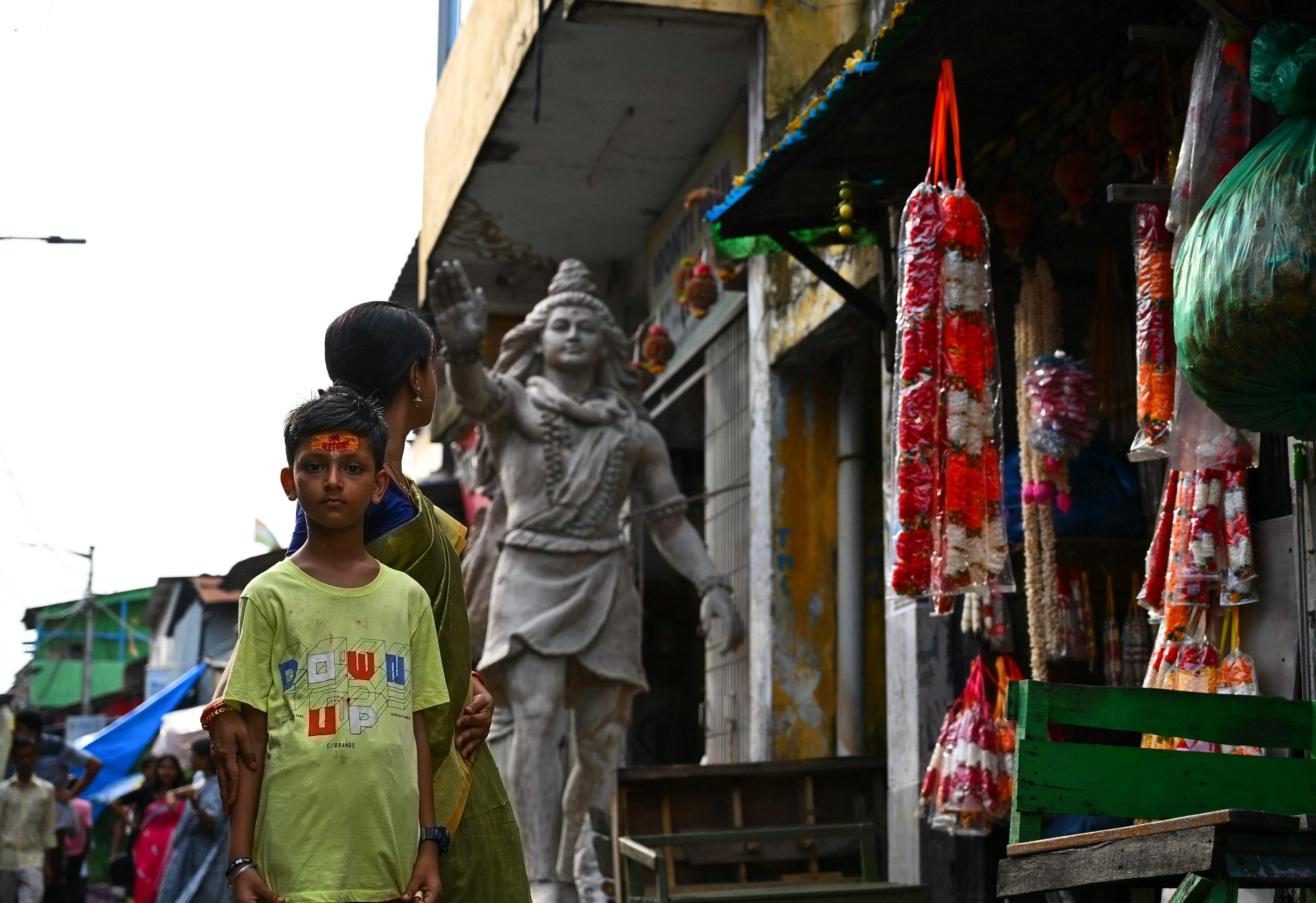 Zadarmo Typická pouličná scéna v Kalkate s miestnymi obyvateľmi a sochou boha Šivu. Fotka z fotobanky
