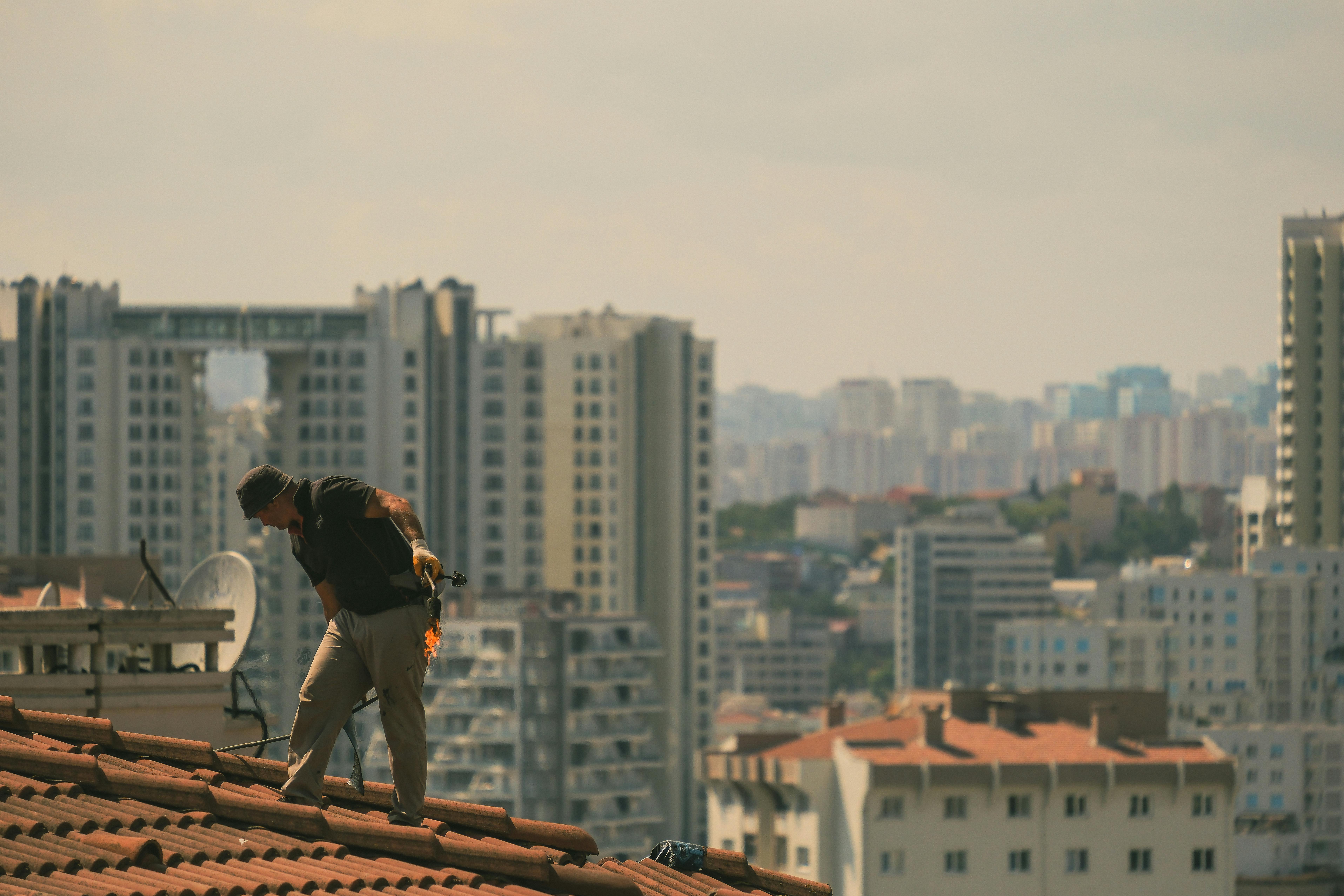 Ouvrier De Construction Sur Un Toit Dans Le Panorama D'istanbul