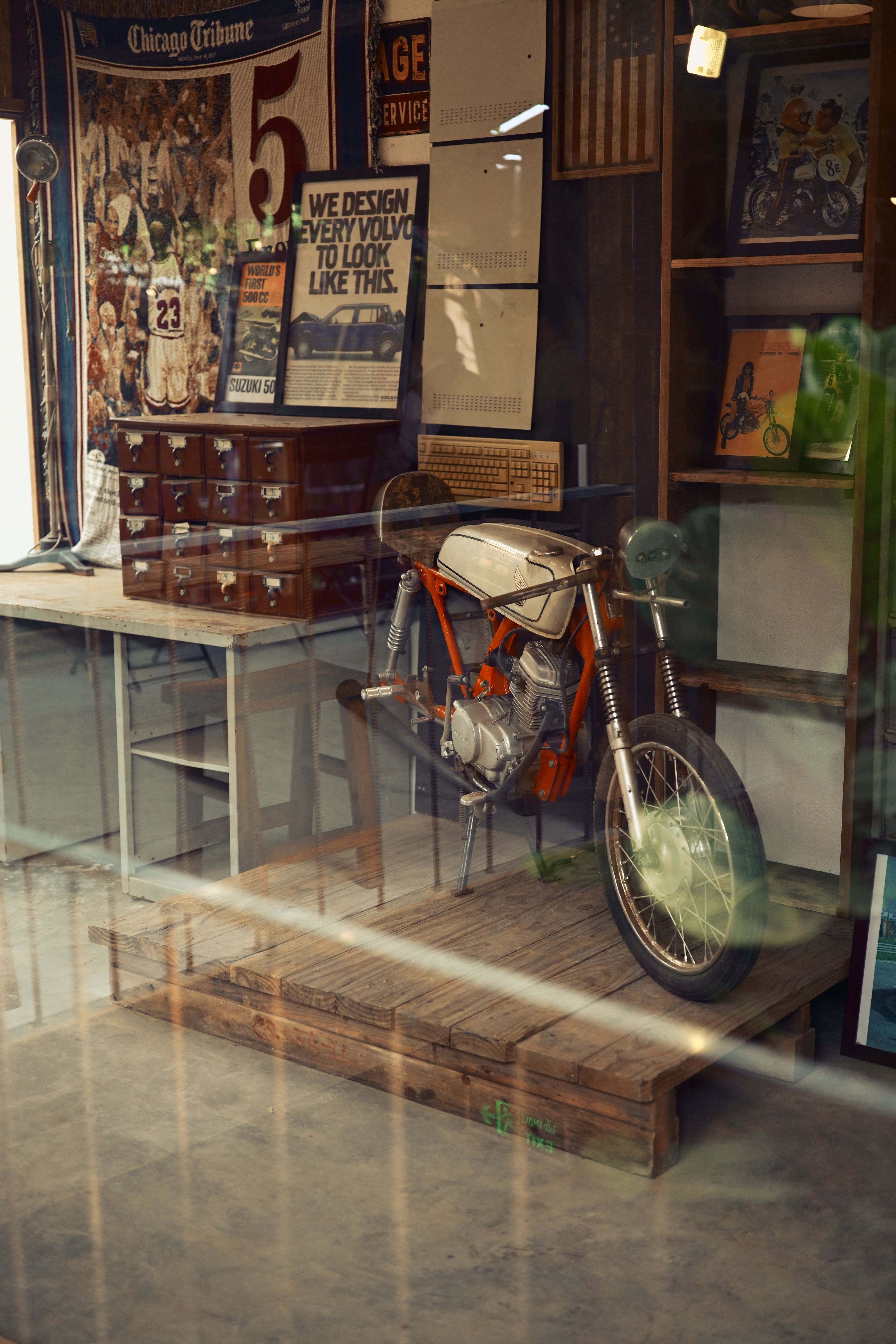 Vintage Motorcycle in Retro Workshop Display · Free Stock Photo