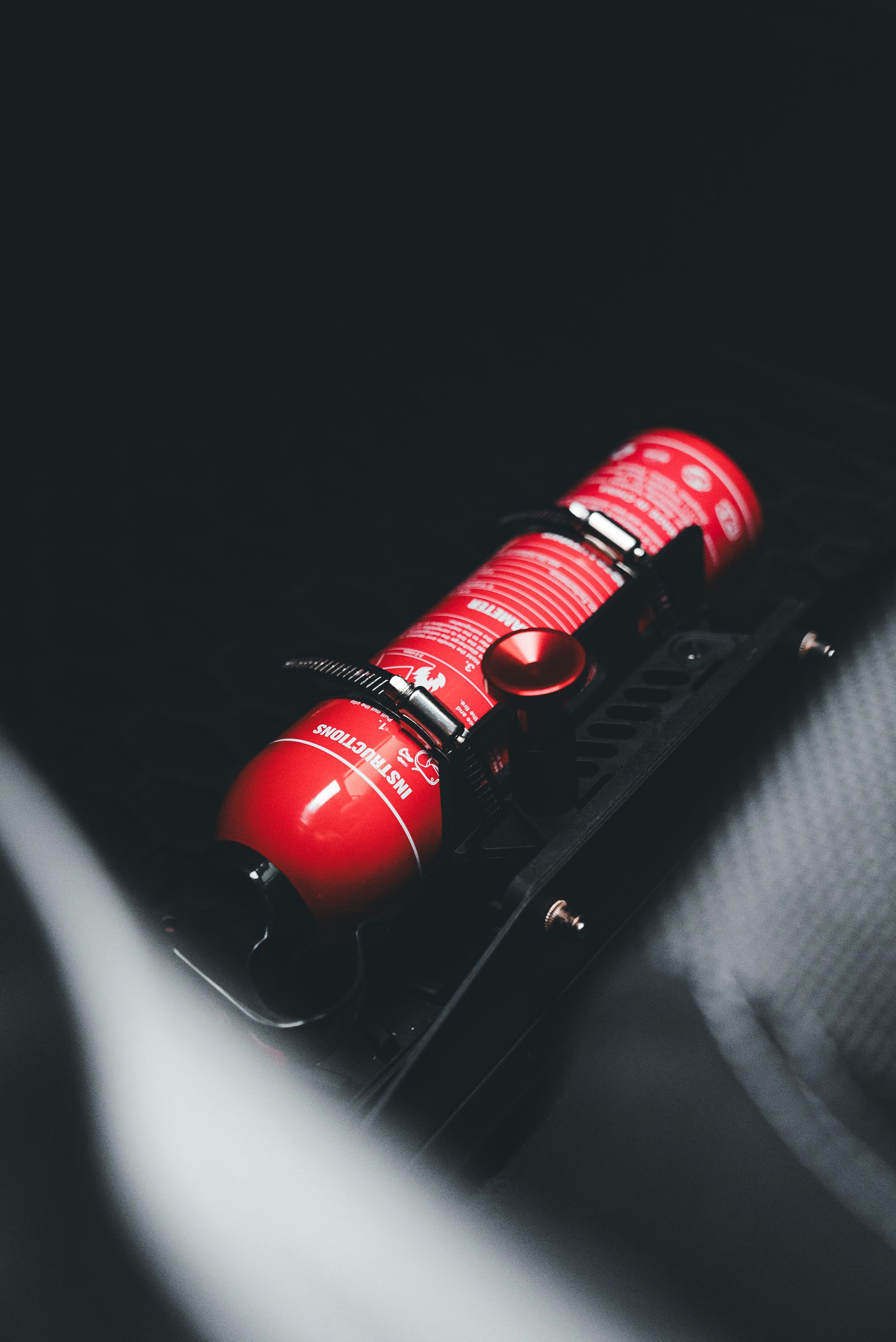 grátis Close Up De Um Extintor De Incêndio Vermelho Montado Em Um Veículo Foto profissional