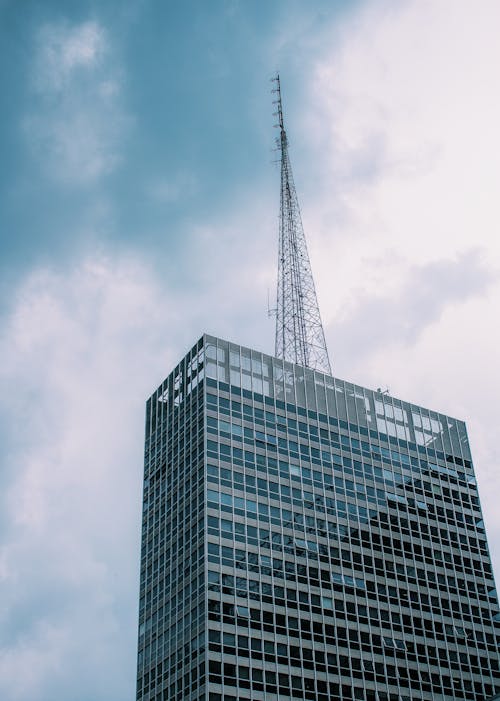 無料 空に対する超高層ビルのローアングルビュー 写真素材