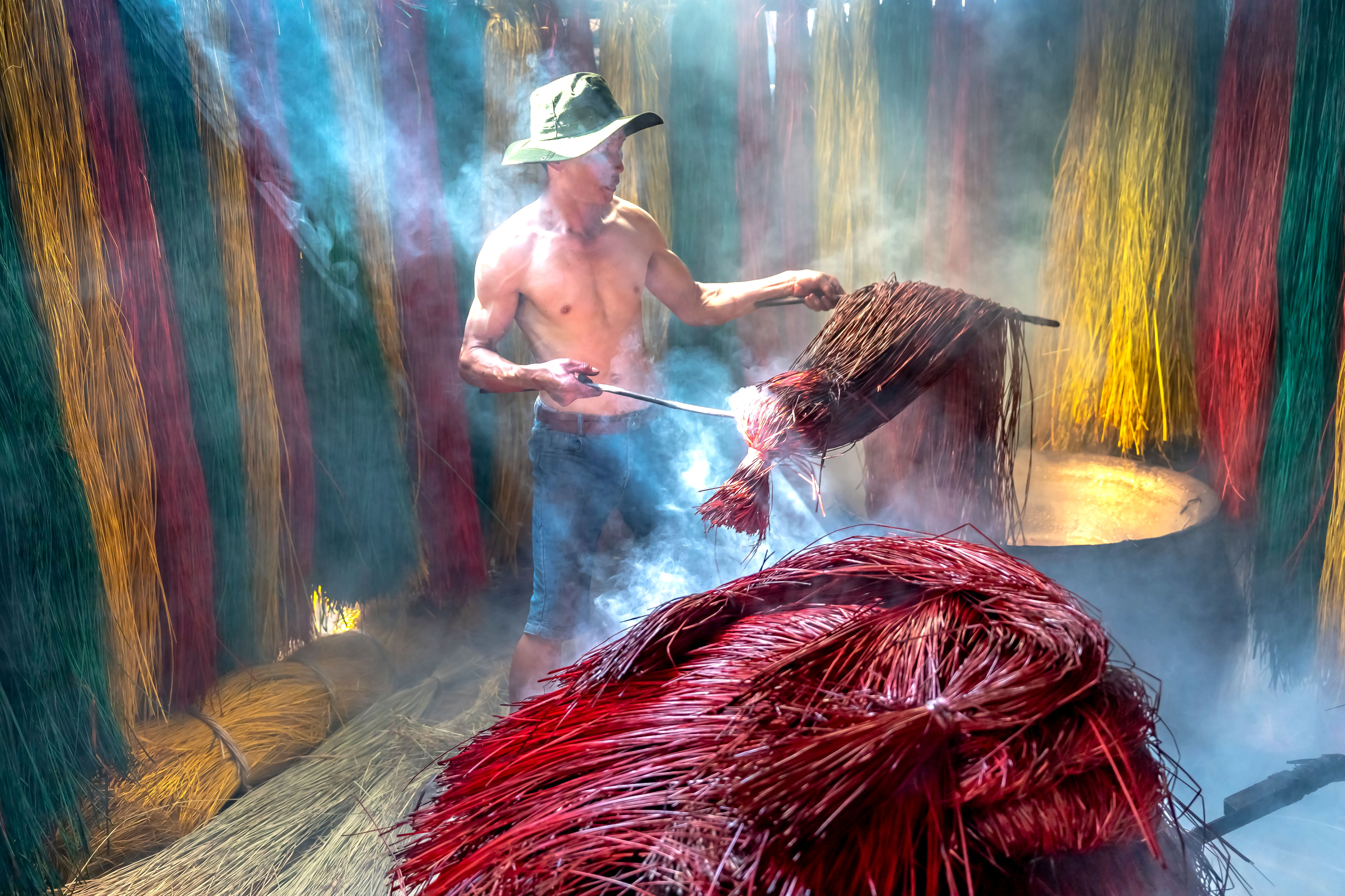 Proceso De Teñido Tradicional Con Fibras Vibrantes · Foto de stock gratuita