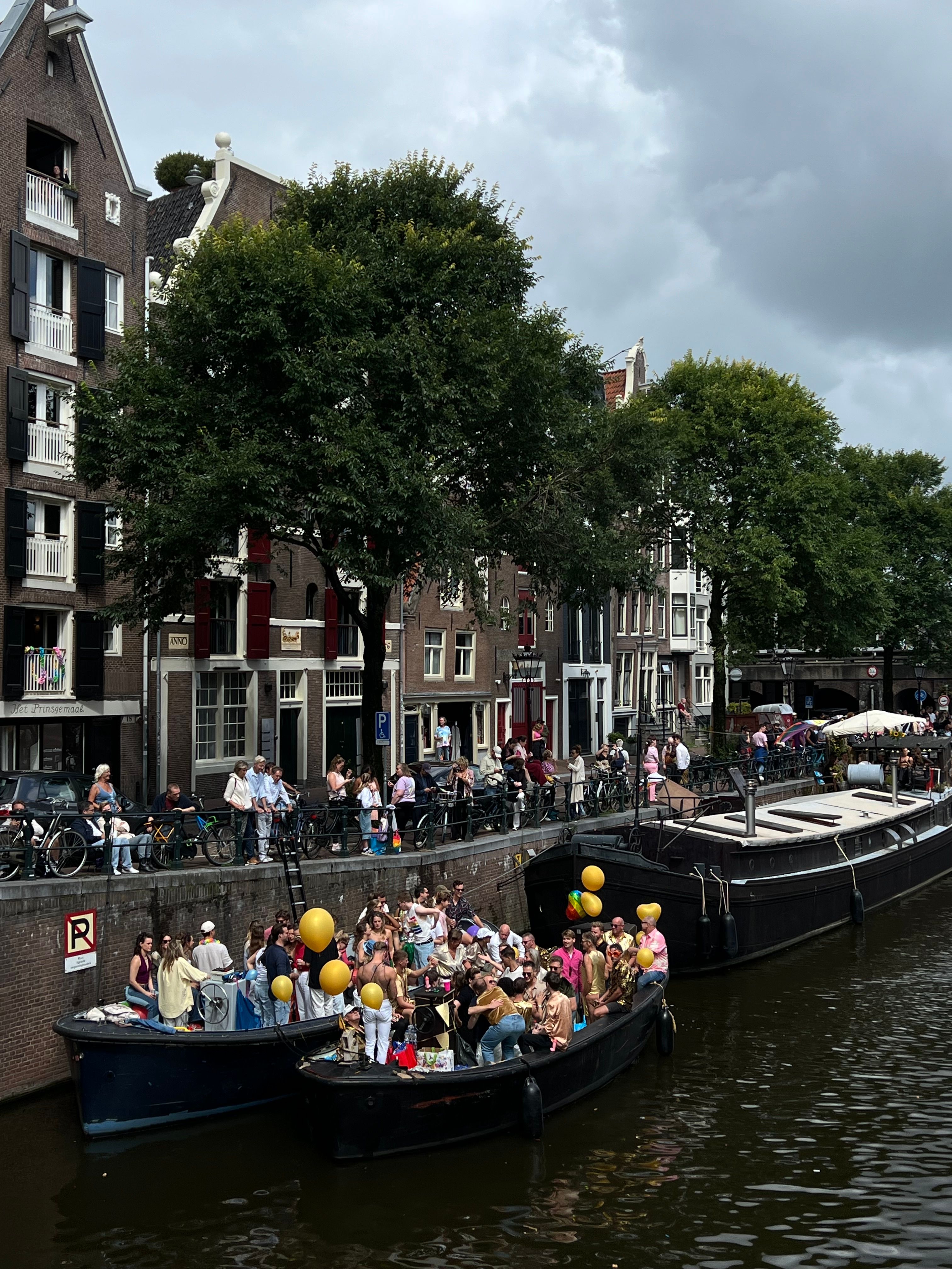 Amsterdamse Grachtenparade Tijdens Pride Festival