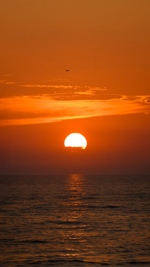 Free A breathtaking sunset over the sea with vivid orange hues in Yalova, Türkiye. Ideal for travel and nature themes. Stock Photo