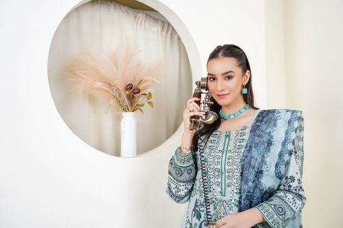 Free Capture of a stylish woman in traditional attire in Lahore, Pakistan. Stock Photo