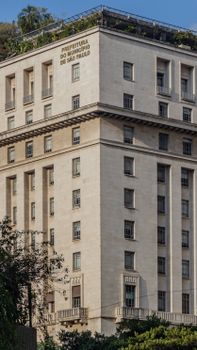 Exterior view of the Prefeitura Municipal de São Paulo, captured on a clear day.