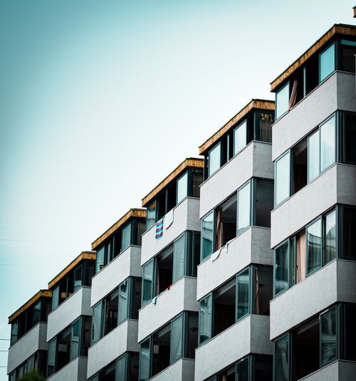 Free Aesthetic view of a modern apartment building facade in Niğde, Türkiye, showcasing geometric design. Stock Photo