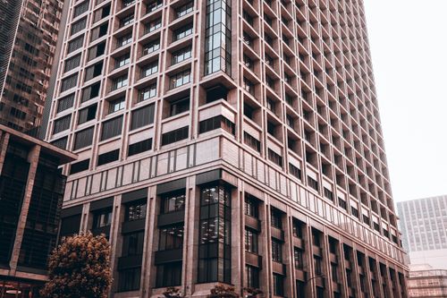 Free Discover the urban elegance of Tokyo's modern high-rise architecture with this captivating cityscape. Stock Photo