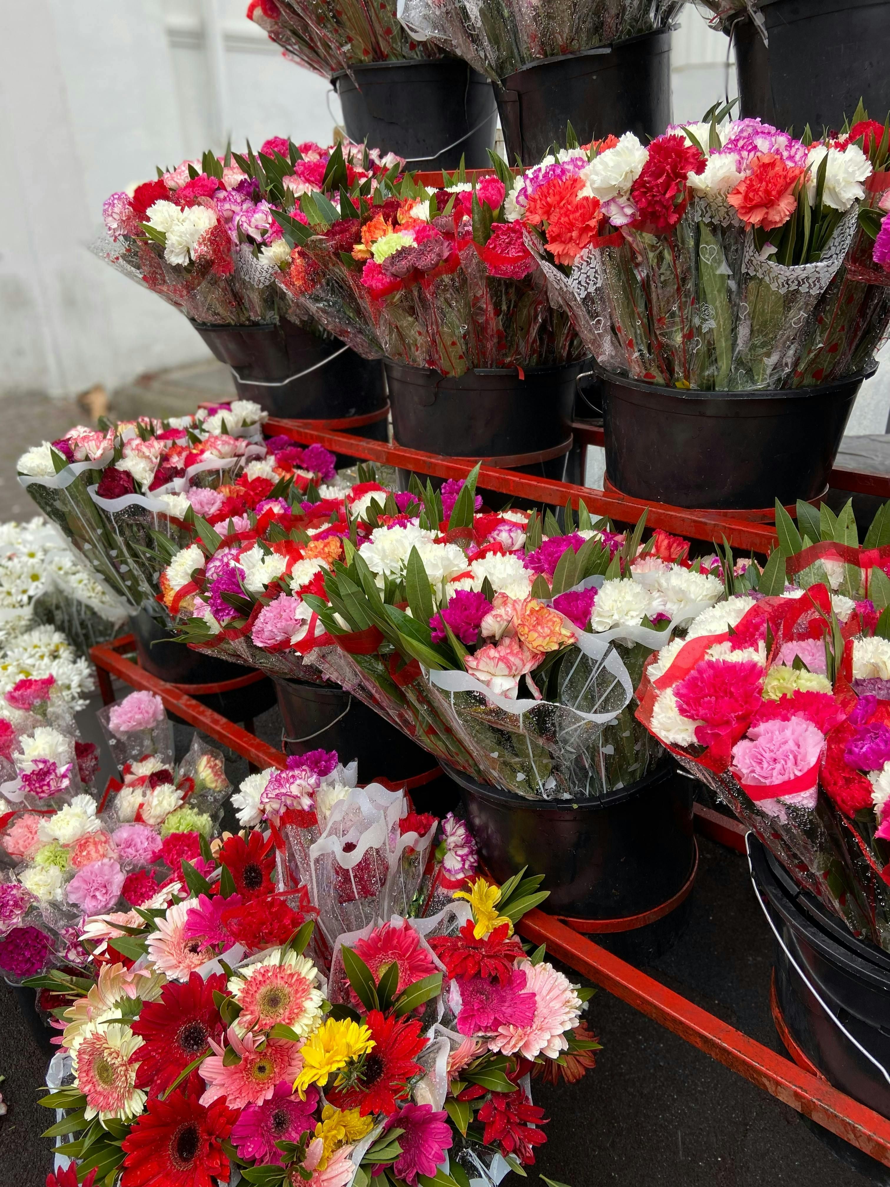 [ColoSach]-colorful-flower-bouquets-displayed-in-an-outdoor-market-in-türkiye,-showcasing-vibrant-blooms.