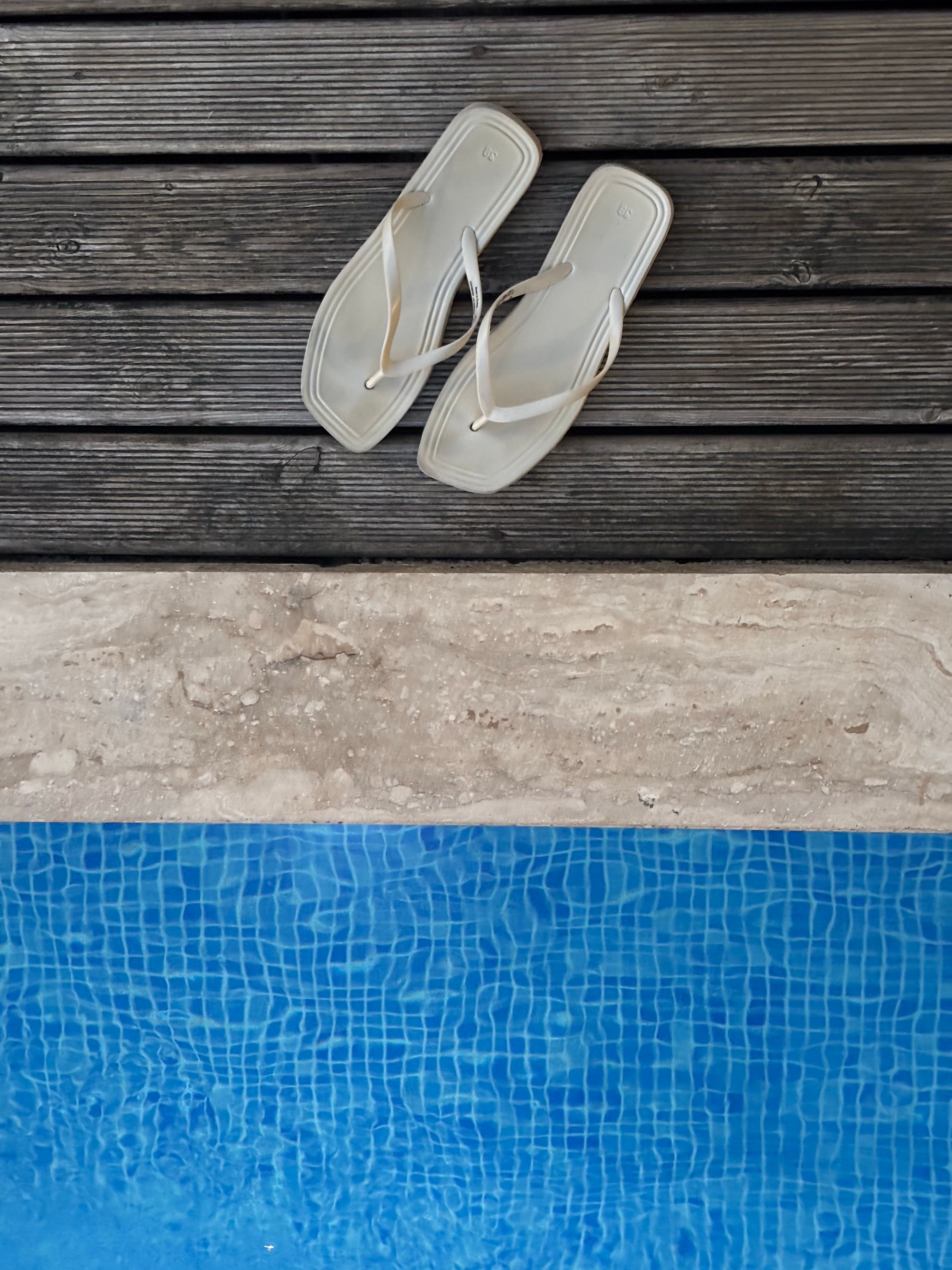 Piciorul atletului după piscină: cum previi micoza în toată familia