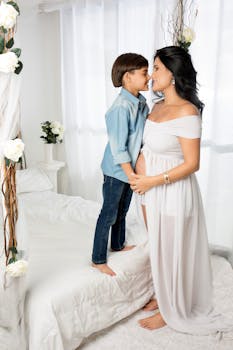 在装饰精美的卧室里，孕妇和孩子分享着温柔的时刻