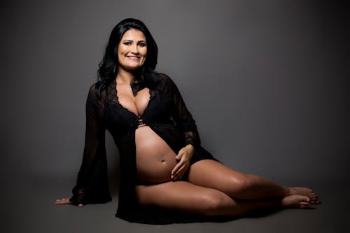 Kostenlos Schwangere Frau, Die Auf Dem Boden Sitzt Stock-Foto