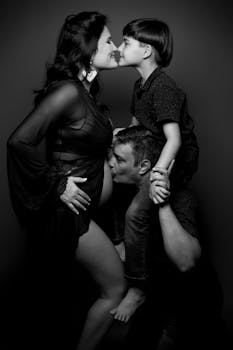 一个充满爱心的家庭用温柔的手势庆祝对新成员的期待