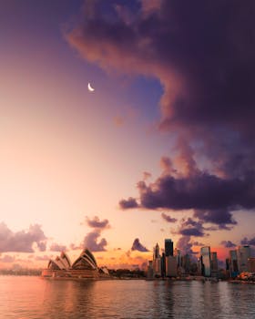 新月下，悉尼天际线与歌剧院的暮光景色