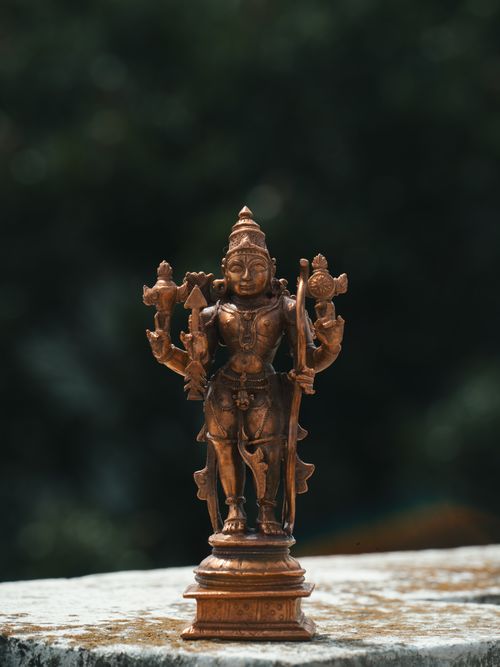 Free Detailed brass sculpture of a Hindu deity in Bengaluru, showcasing artisan craft and cultural heritage. Stock Photo