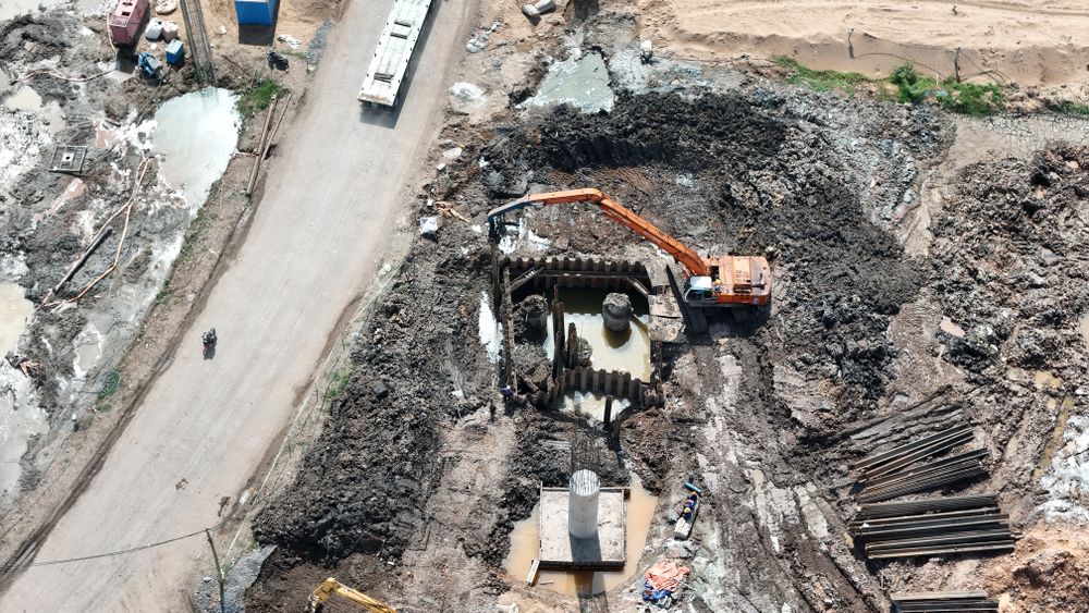 Jalan tambang berlumpur di Kalimantan yang menyulitkan operasional truk hauling