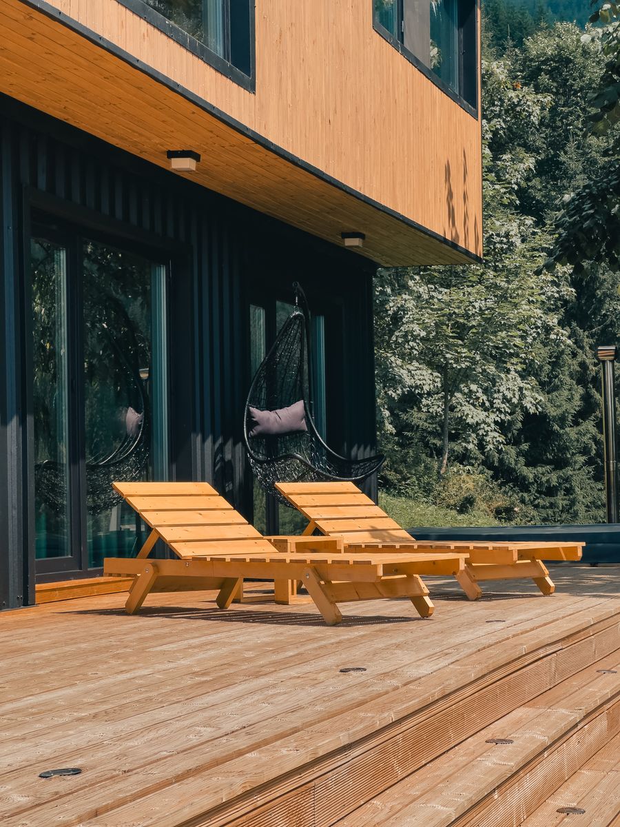 Terrasse af træ med liggestole