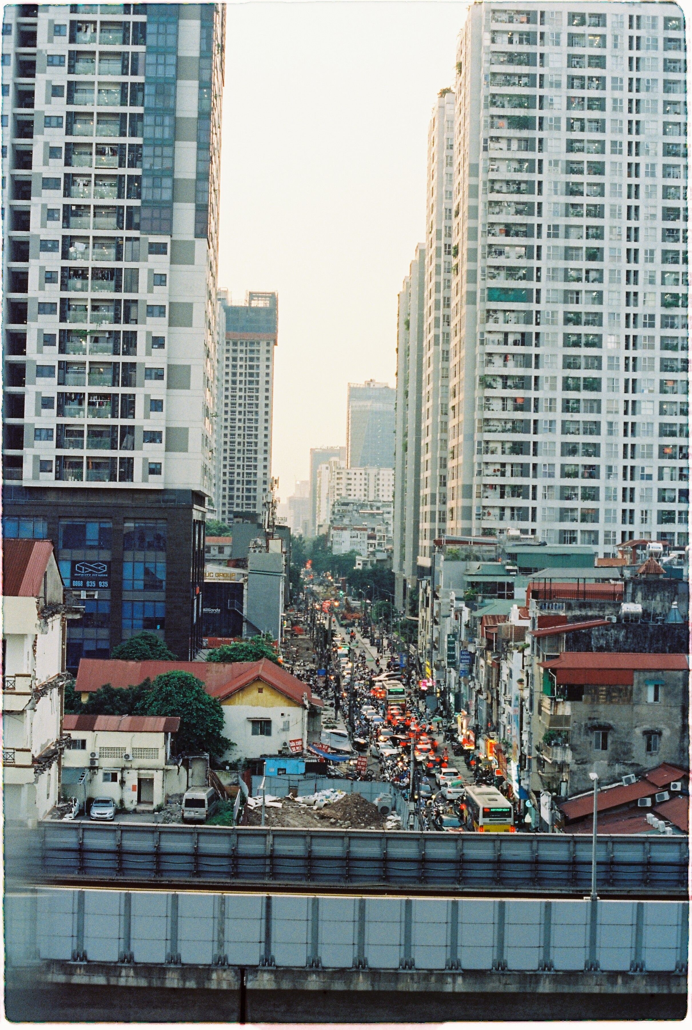 Urban Cityscape with Skyscrapers and Busy Street · Free Stock Photo