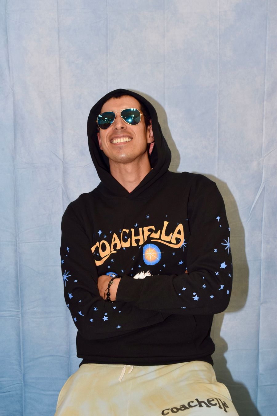 Persona con hoodie negro sobre fondo azul