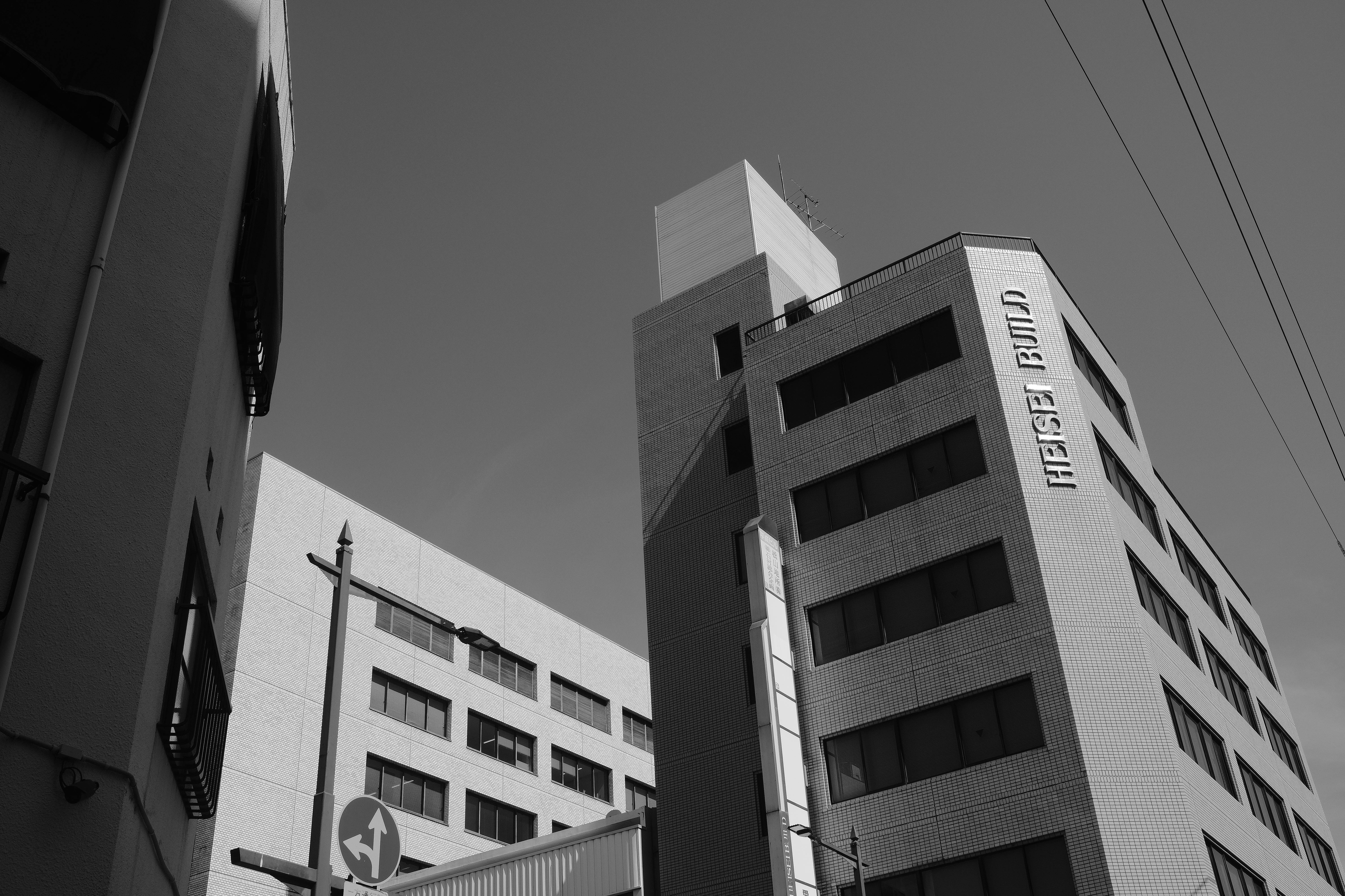 Zadarmo Čiernobiela fotografia zachytávajúca modernú mestskú architektúru s výraznými líniami a textúrami. Fotka z fotobanky