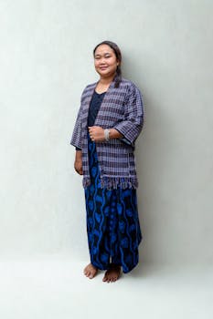 Portrait of a woman in traditional Indonesian attire from Banten, showcasing cultural attire.