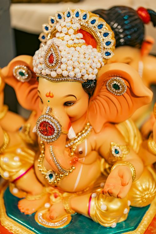 Free Detailed Lord Ganesha statue adorned with jewels, captured in vibrant colors. Stock Photo