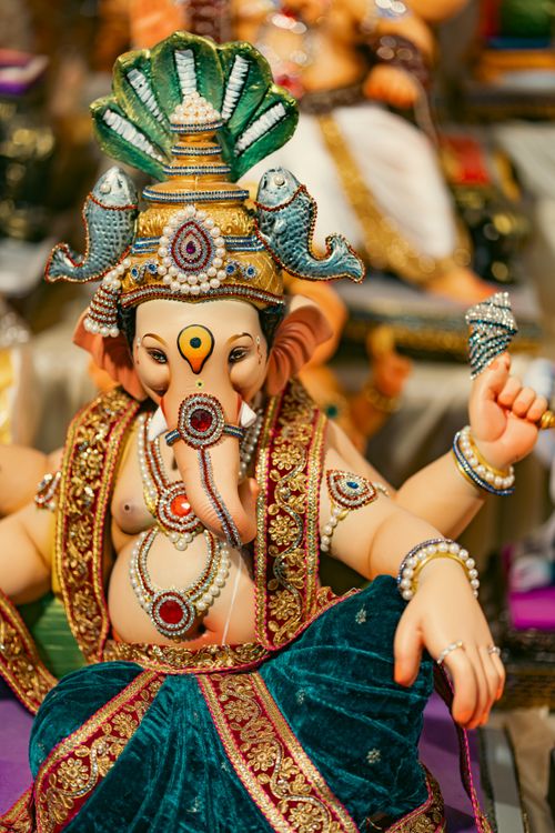 Free Intricately decorated Ganesha statue adorned with jewels and traditional attire, perfect for cultural and artistic themes. Stock Photo