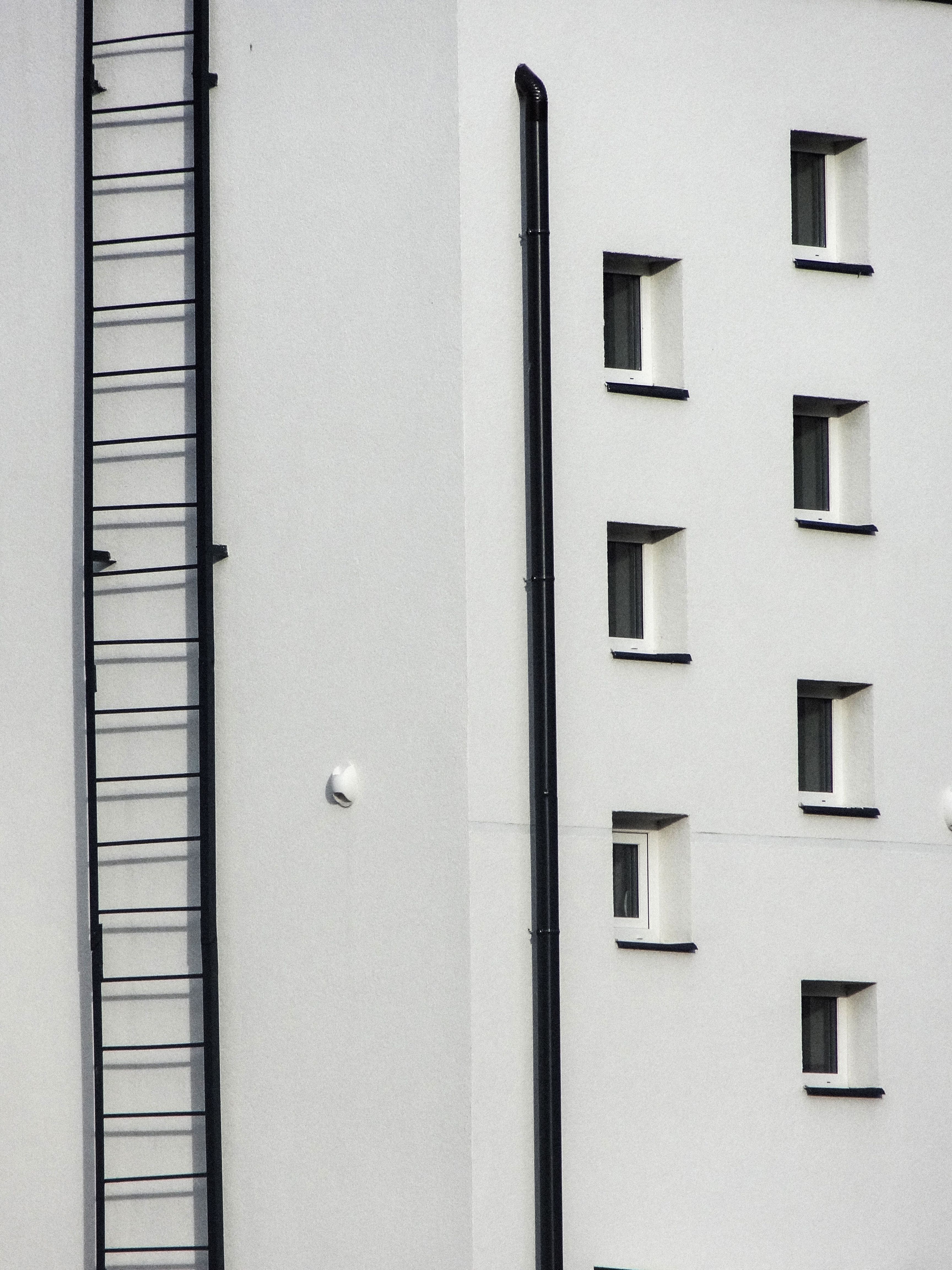 Modern Minimalist Architecture with Geometric Lines · Free Stock Photo