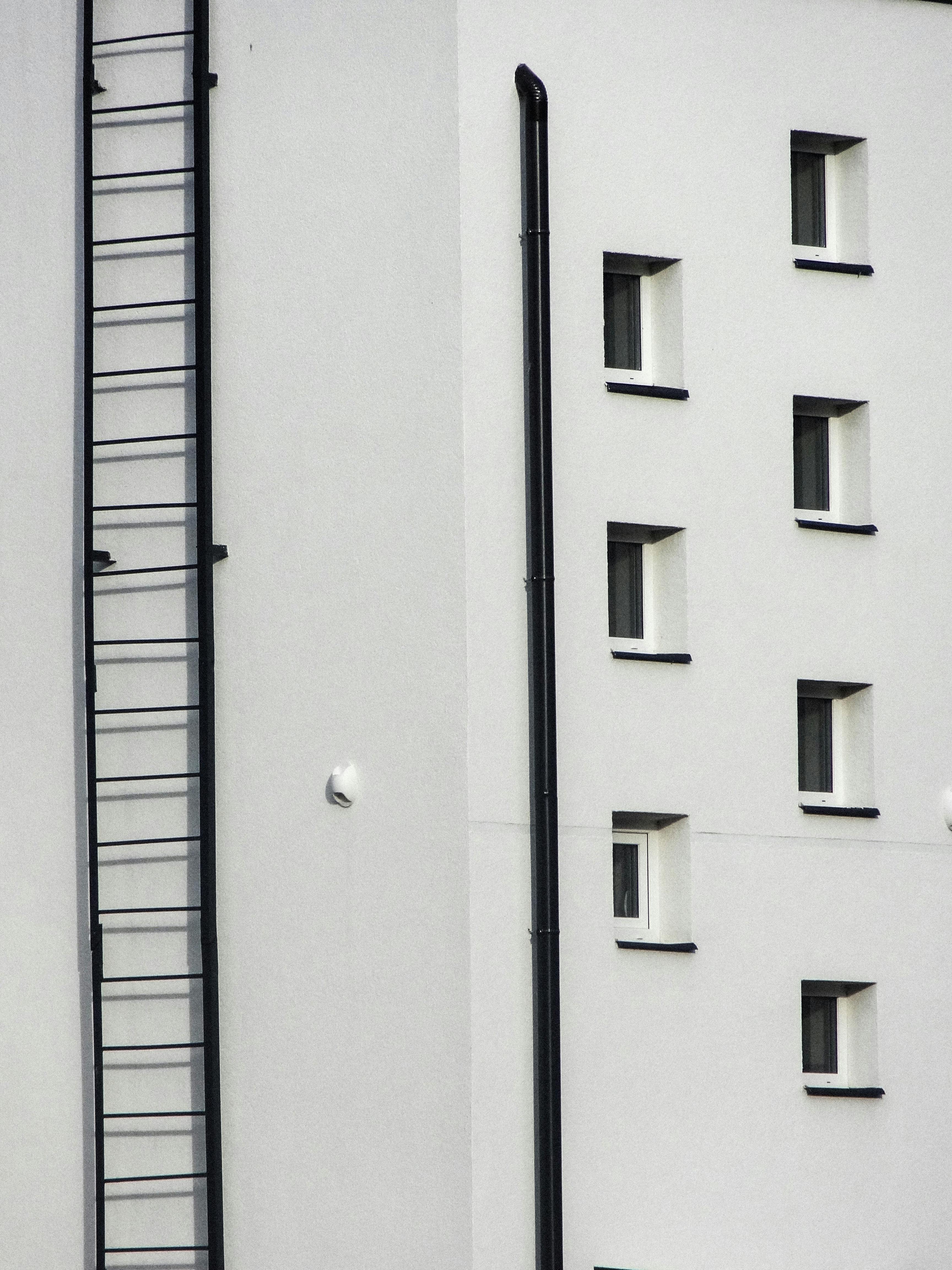 Ücretsiz Geometrik pencere desenleri ve modern tasarım öğeleri içeren minimalist bir kentsel bina cephesi. Stok Fotoğraflar