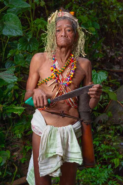 Free Elderly indigenous man with traditional attire in Malaysian rainforest setting. Stock Photo