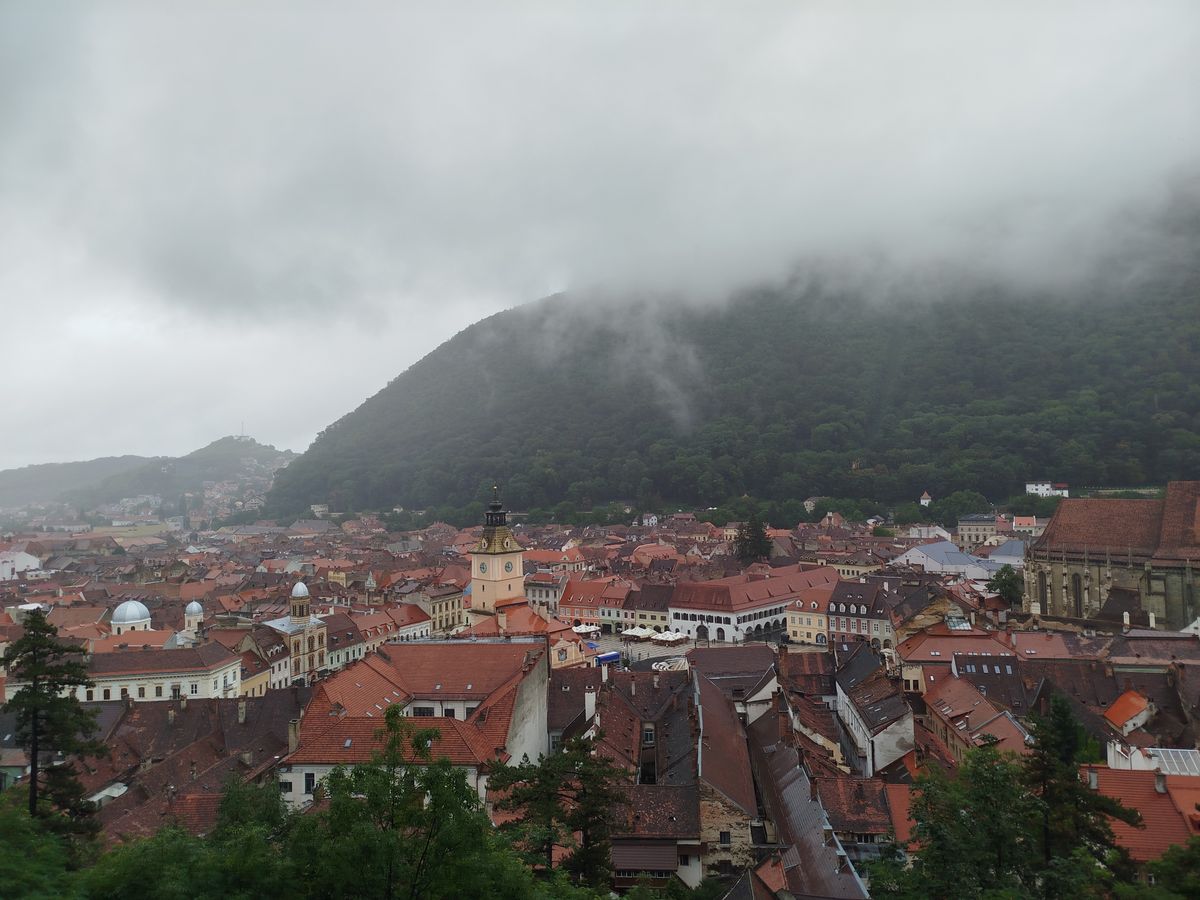 Brașov sub muntele Tâmpa - vedere spre centrul vechi pe cer înnorat